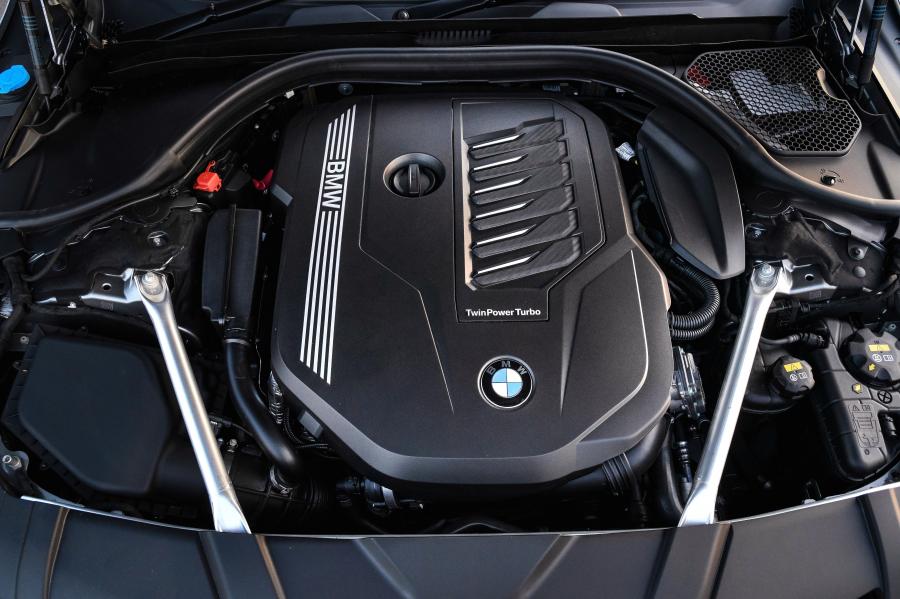 Моторный отсек BMW 740Li M Sport (G12) 2019 года  (ZA) (фото 5 из 17)